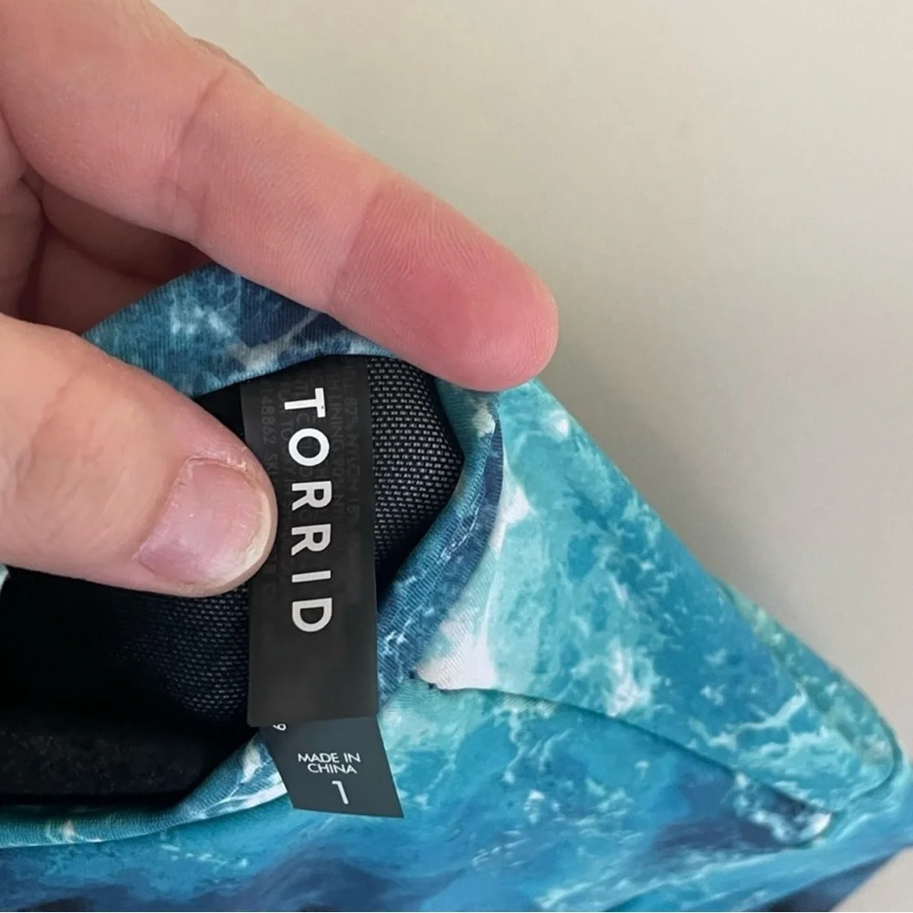 Torrid swim top 1x ocean water print rashguard crop, built-in bra. - Picture 5 of 6